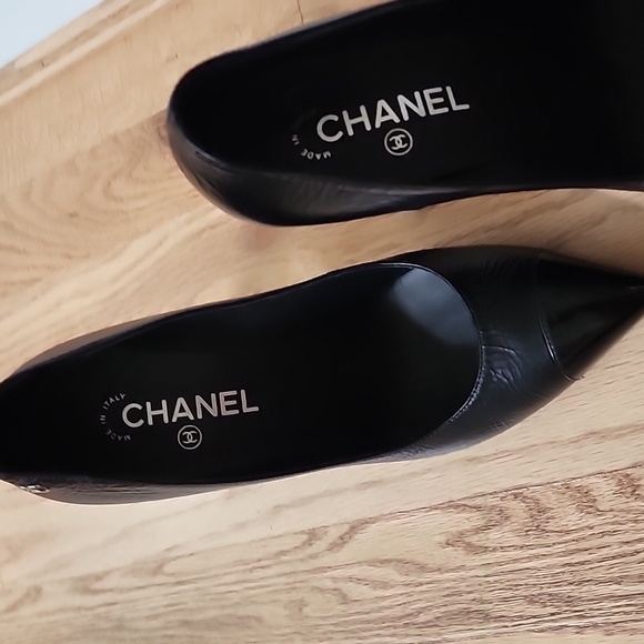 CHANEL authentic Black Textured Leather Heels with Knotted Detail - Picture 2 of 6